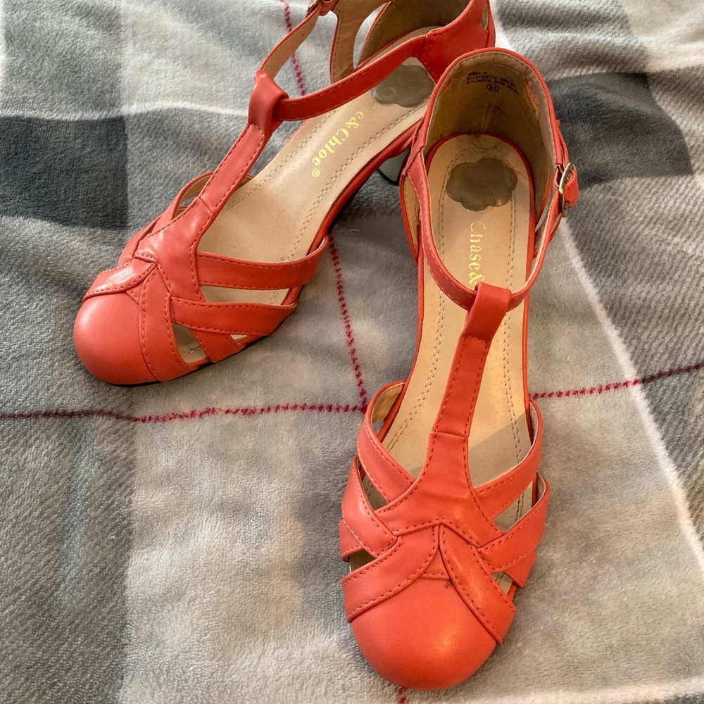 Coral vintage-inspired pumps! 👠